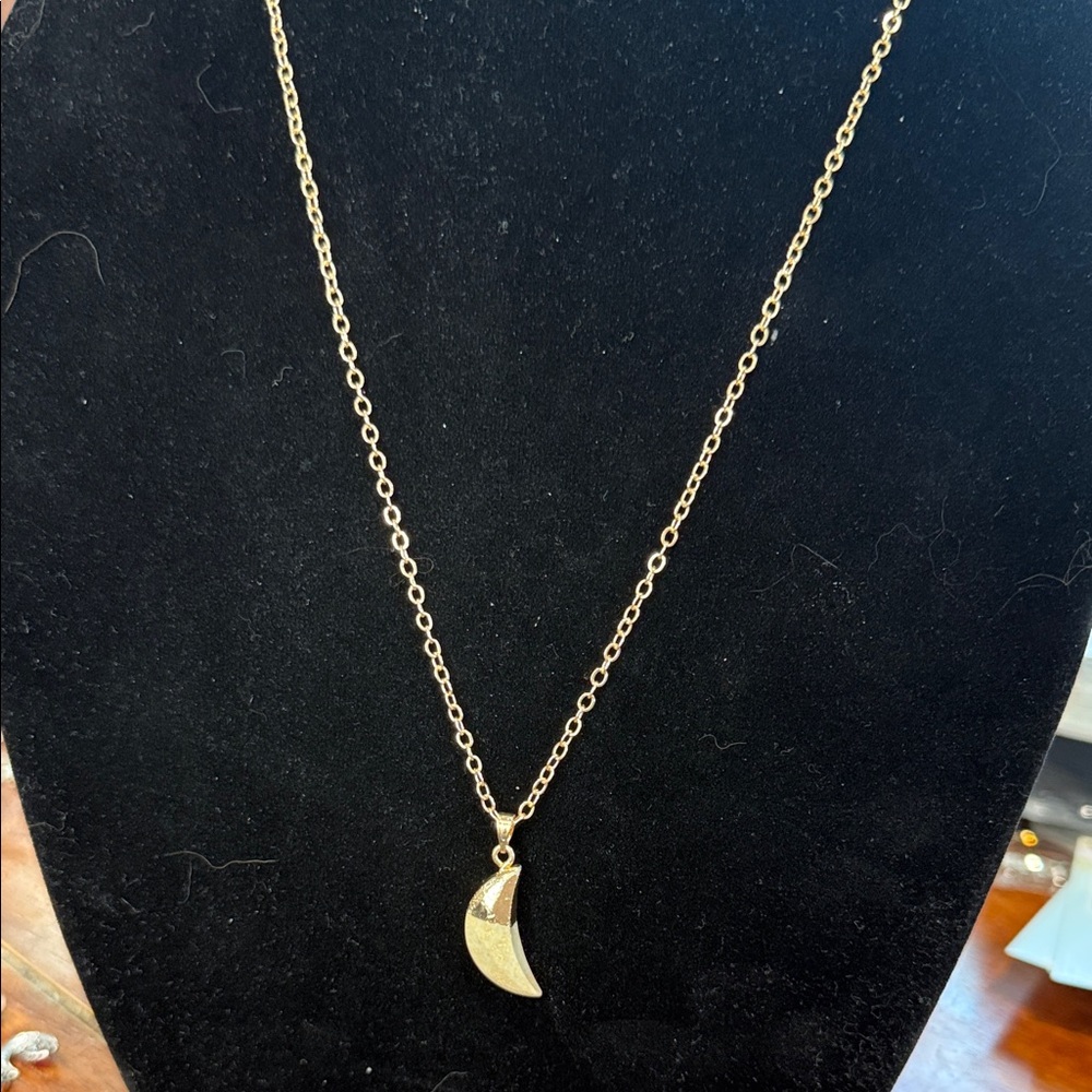 Elegant Gold Crescent Moon Necklace